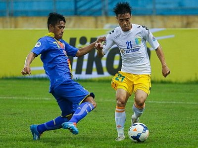Hà Nội T&T (áo trắng) là đội bóng V-League hiếm hoi có thể đáp ứng điều kiện tài chính của ASL. (Ảnh: Minh Chiến/Vietnam+)
