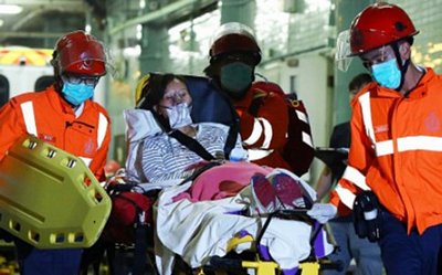 Cứu hộ Hongkong đưa người bị nạn trên con phà vào bờ lúc 7 giờ sáng nay. (ảnh: SCMP)