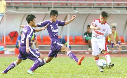 Hoàng Phương (7, phải) ghi bàn thắng thứ hai cho đội TP Hồ Chí Minh, trong trận thắng 3-0 trước Thừa Thiên Huế.
