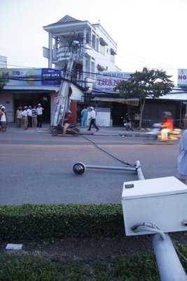 Trụ điện ngã kéo theo trụ camera an ninh bị gãy, vì trụ camera mắc dây điện qua trụ điện này.