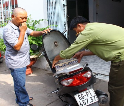 Thuốc lá lậu được cất giấu trong cốp xe.