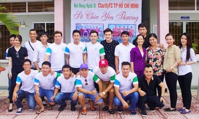 Đội Bóng đá Nghệ sĩ Charity FC TP Hồ Chí Minh thăm, tặng quà tại Trung tâm Công tác xã hội Vĩnh Long.Ảnh: MINH TRUNG