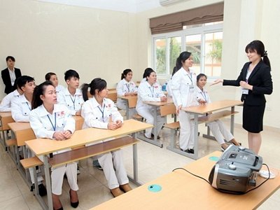  Điều dưỡng viên, hộ lý học tiếng Nhật trước khi sang Nhật Bản làm việc. (Ảnh: TTXVN)