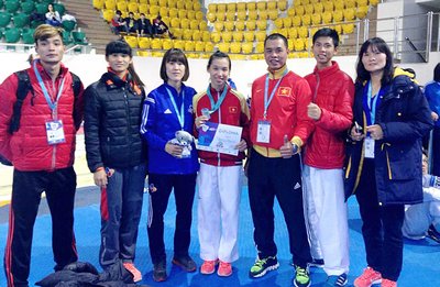 Trương Thị Kim Tuyền (đứng giữa) cùng đồng đội tại Kazakhstan. Ảnh: Do nhân vật cung cấp.   