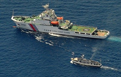  Tàu hải cảnh Trung Quốc ngăn cản tàu tiếp tế của Philippines tại khu vực Biển Đông. (Ảnh: Reuters)