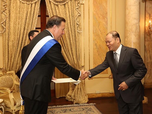 Đại sứ Việt Nam tại Panama Vũ Ngọc Minh trình quốc thư lên Tổng thống Juan Carlos Varela. (Nguồn: Đại sứ quán Việt Nam tại Panama)