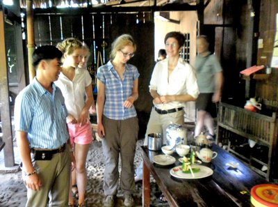 Du khách tham quan điểm homestay Ba Lình (ấp An Thạnh, xã An Bình).