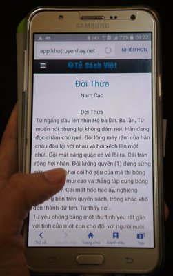  Chỉ với chiếc điện thoại bạn có thể đọc sách ở bất kỳ đâu và bất kỳ lúc nào.