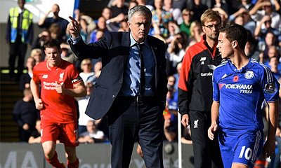 Mourinho dường như bất lực trong việc cứu vãn một Chelsea tuột dốc không phanh. Ảnh: PA.