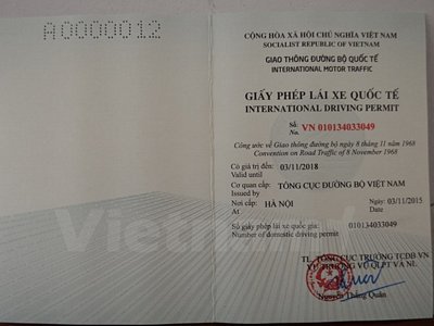  Mẫu giấy phép lái xe quốc tế cấp cho người Việt Nam. (Ảnh: Việt Hùng/Vietnam+)