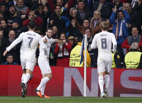 Niềm vui của Nacho (giữa) sau khi mở tỉ số cho Real Madrid. Ảnh: Reuters