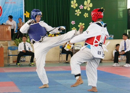Taekwondo Vĩnh Long- một trong những địa phương có nhiều thành tích tốt trong nước và quốc tế. Trong ảnh: Giải đấu tại Đại hội TDTT ĐBSCL 2015 giữa Vĩnh Long (trái) gặp An Giang.
