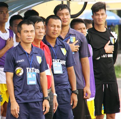 HLV Phạm Minh Đức (bìa trái) cùng các thành viên trong BHL đội Hà Nội T&T.