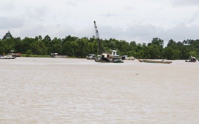 Cần cẩu khai thác cát sát với luồng chạy phương tiện thủy nội địa có thể gây TNGT bất cứ lúc nào.