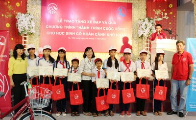 Đại diện nhà tài trợ trao xe đạp và học bổng cho các em.