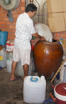 Sử dụng nước máy mà phải mua từng can nước thế này.