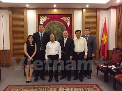  Bộ trưởng Hoàng Tuấn Anh chụp ảnh lưu niệm với đại diện ban lãnh đạo dự án Hồ Tràm. (Ảnh: Ban tổ chức)