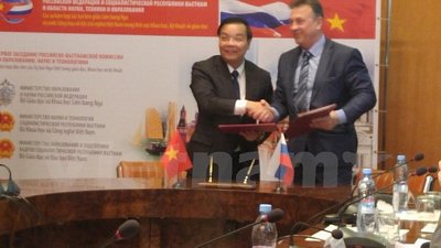  Thứ trưởng Chu Ngọc Anh và Thứ trưởng Kaganov Veniamin Shaevich ký Biên bản và quy chế của Ủy ban hợp tác Giáo dục, Khoa học và Công nghệ Nga-Việt. (Ảnh: Quế Anh/Vietnam+)