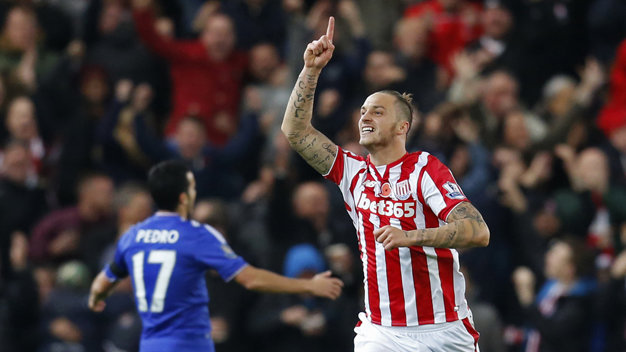 Niềm vui của Arnautovic sau khi ghi bàn cho Stoke City. Ảnh: Reuters