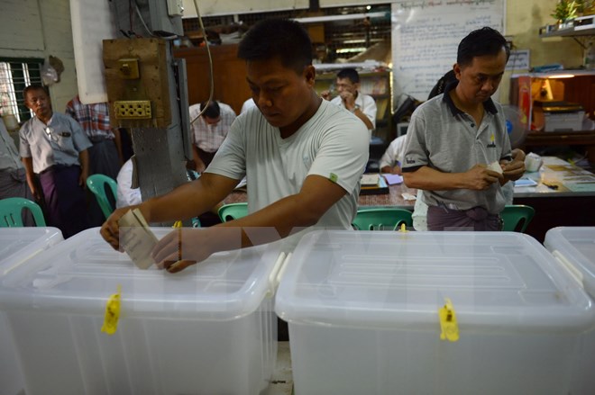 Cử tri Myanmar bỏ phiếu sớm tại một điểm bầu cử ở Yangon ngày 6/11. (Nguồn: AFP/TTXVN)