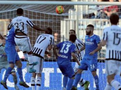 Evra bật cao đánh đầu ghi bàn thứ hai cho Juventus. 