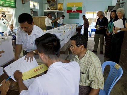 Nhân viên cơ quan bầu cử làm nhiệm vụ tại một điểm bầu cử ở Yangon, Myanmar ngày 30/10. (Nguồn: AFP/TTXVN)