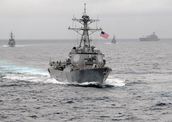 Tàu khu trục Mỹ USS Lassen thực hiện tuần tra trong khu vực 12 hải lý quanh đảo nhân tạo mà Trung Quốc xây dựng trái phép trên khu vực Biển Đông của Việt Nam. (Nguồn: atimes)
