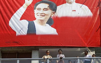 Bà Aung San Suu Kyi phát biểu trước những người ủng hộ ngày 9/11 (Ảnh: AFP)