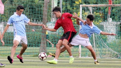 Pha tranh bóng giữa Huy Hoàng FC (áo trắng) gặp Cầu Vòng Khuyết.
