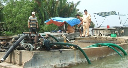  Các đối tượng đầu tư máy móc công suất lớn bơm hút cát nhanh chóng, để tránh phát hiện.