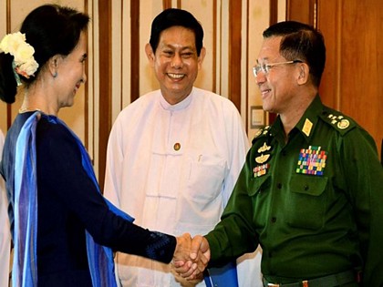 Tướng Min Aung Hlaing chúc mừng thắng lợi của bà Aung San Suu Kyi. (Nguồn: EPA)