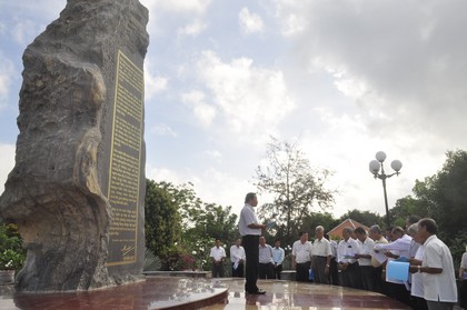 Đại biểu khảo sát vị trí phối đặt tượng đồng chí Nguyễn Thị Hồng.