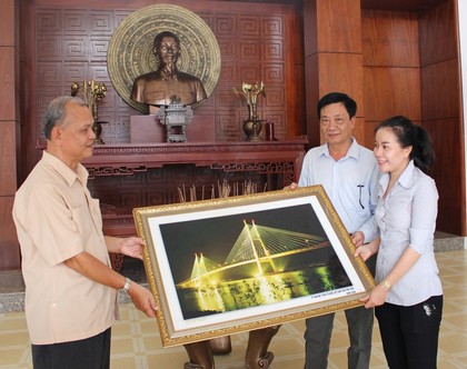 Đoàn thắp hương và tặng bức tranh lưu niệm tại Trung ương cục Miền Nam