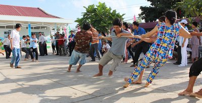 Phấn khởi, hào hứng với trò chơi kéo co.