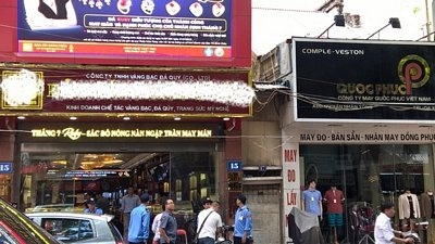 Nhiều người dân cầm vàng đi kiểm tra vàng tại các cửa hàng vàng lớn
