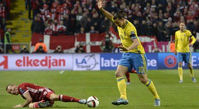 Tiền đạo Ibrahimovic (phải) trong trận Thụy Điển thắng Đan Mạch 2-1 - Ảnh: Reuters