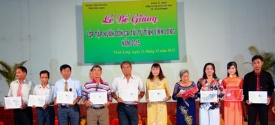 Các học viên nhận chứng chỉ hoàn thành lớp tập huấn