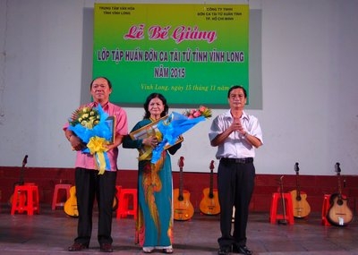  Ông Nguyễn Văn Bé Tư- Phó Trưởng Ban Tuyên giáo Tỉnh ủy Vĩnh Long (bìa phải) tặng bằng khen của UBND tỉnh cho hai cá nhân