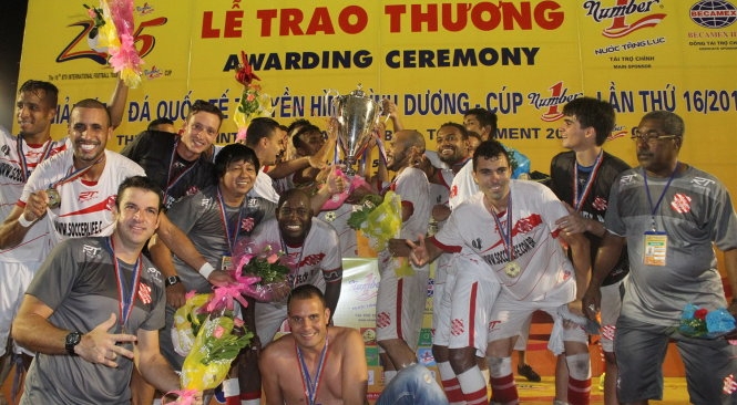 Niềm vui vô địch của các cầu thủ CLB Bangu Atletico. Ảnh: Viên Lê