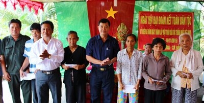 Trao quà cho các hộ nghèo