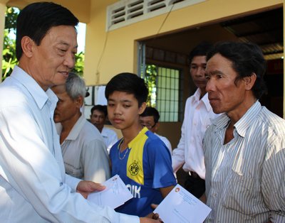 Ông Nguyễn Văn Nhỏ trao quà hỗ trợ cho 10 hộ nghèo được trích từ nguồn quỹ “Ngày vì người nghèo”.  Ông Nguyễn Minh Tâm- Phó Chủ tịch Ủy ban MTTQ Việt Nam huyện Tam Bình trao giấy khen cho 2 tập thể xuất sắc.