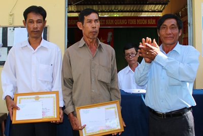 Ông Nguyễn Minh Tâm- Phó Chủ tịch Ủy ban MTTQ Việt Nam huyện Tam Bình trao giấy khen cho 2 tập thể xuất sắc.