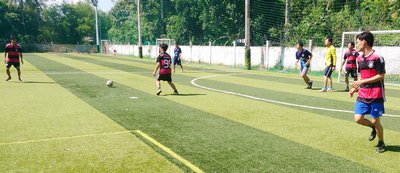 Đội bóng nam trường THPT Chuyên Nguyễn Bỉnh Khiêm thi đấu với trường THPT Phú Qưới.