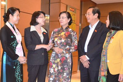 Đại biểu Nguyễn Thị Quyết Tâm (đứng giữa) trao đổi bên ngoài hành lang Quốc hội.
