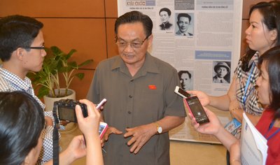 Đại biểu Trần Du Lịch trả lời báo chí.