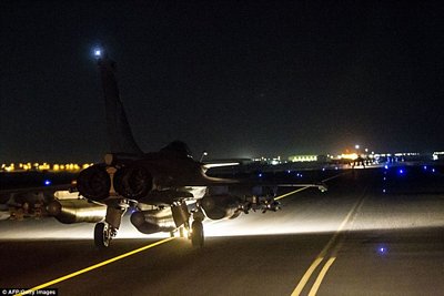 Một trong 10 chiến đấu cơ của Pháp tham gia không kích IS ở Syria, đêm 15/11. (Nguồn: AFP)