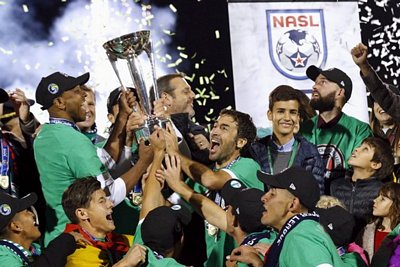 Raul Gonzalez giã từ sự nghiệp bằng chức vô địch cùng New York Cosmos. (Nguồn: Reuters)