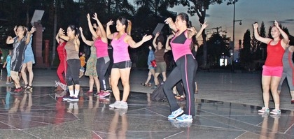 Lớp tập Aerobic Dance ngoài trời thu hút nhiều chị em tham gia rèn luyện sức khỏe.