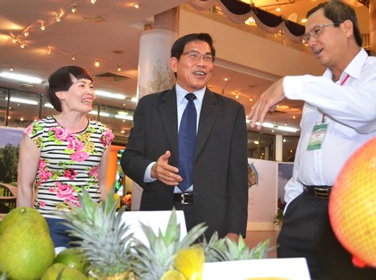 Ông Nguyễn Văn Thanh- Phó Chủ tịch Thường trực UBND tỉnh Vĩnh Long đến tham quan gian hàng.