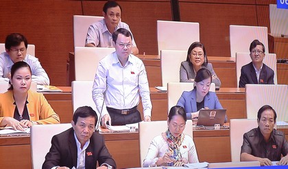 Đại biểu chất vấn các bộ trưởng.